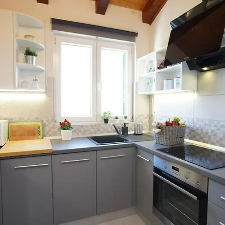 Obiteljski Smjestaj 100 M2, App 4stars, Plaza, Jacuzzi *