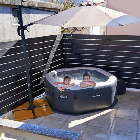 Obiteljski Smjestaj 100 M2, App 4stars, Plaza, Jacuzzi Apartamento *